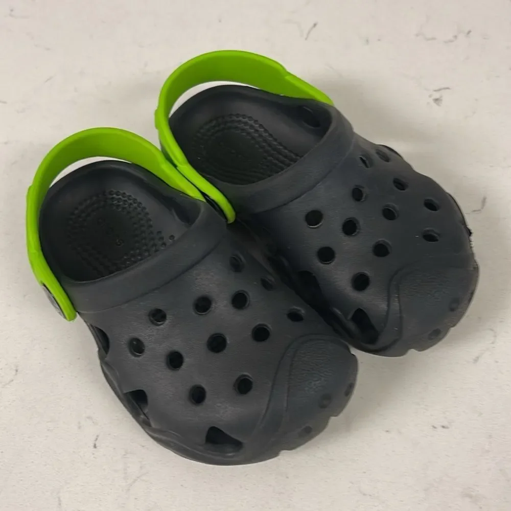 Crocs KIDS' SWIFTWATER™ CLOG Kids Black and Green Clogs Size 6